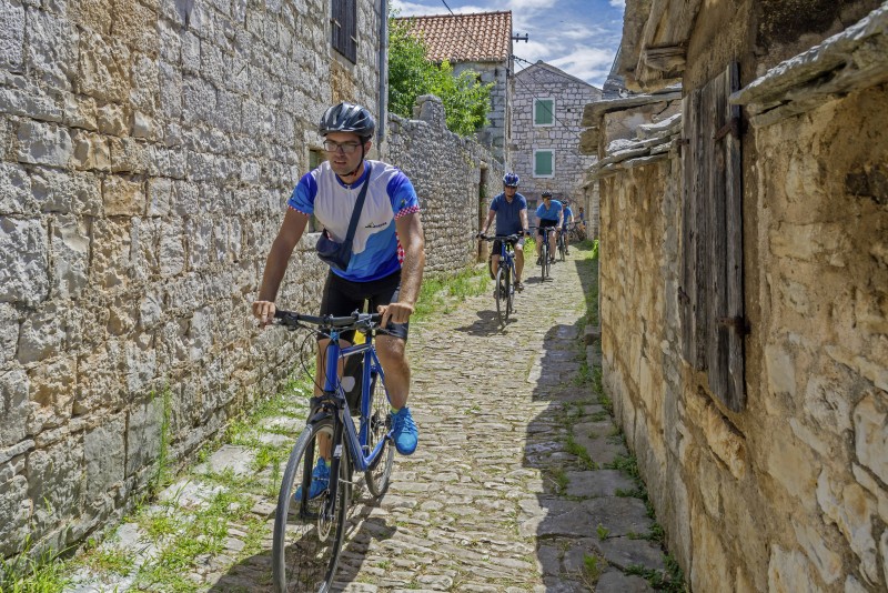 Blaue Reise Inselhüpfen mit dem Fahrrad durch Mittel